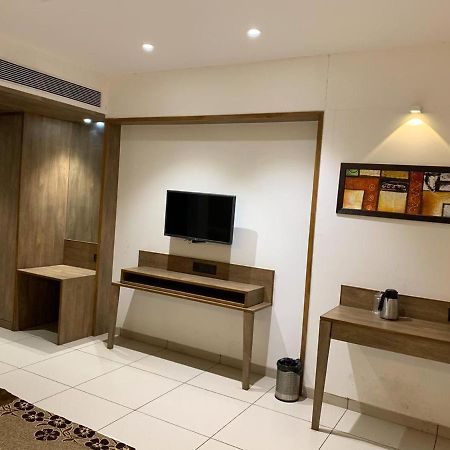 Hotel Regency Surat Esterno foto