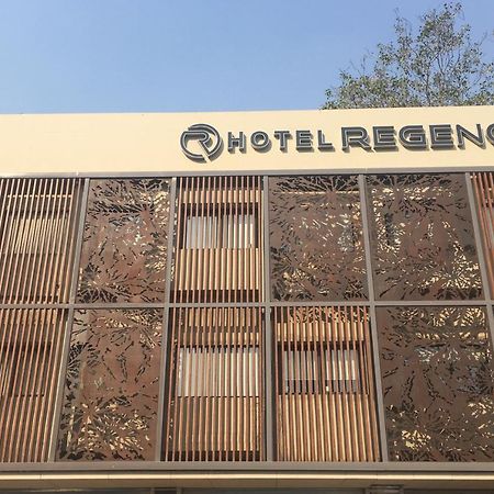 Hotel Regency Surat Esterno foto