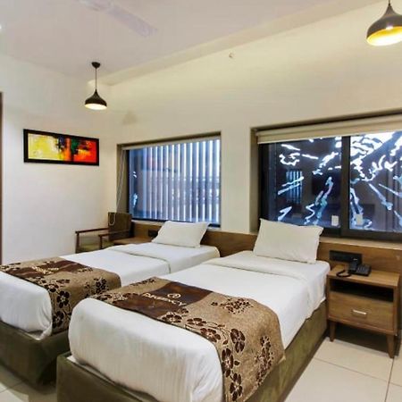 Hotel Regency Surat Esterno foto