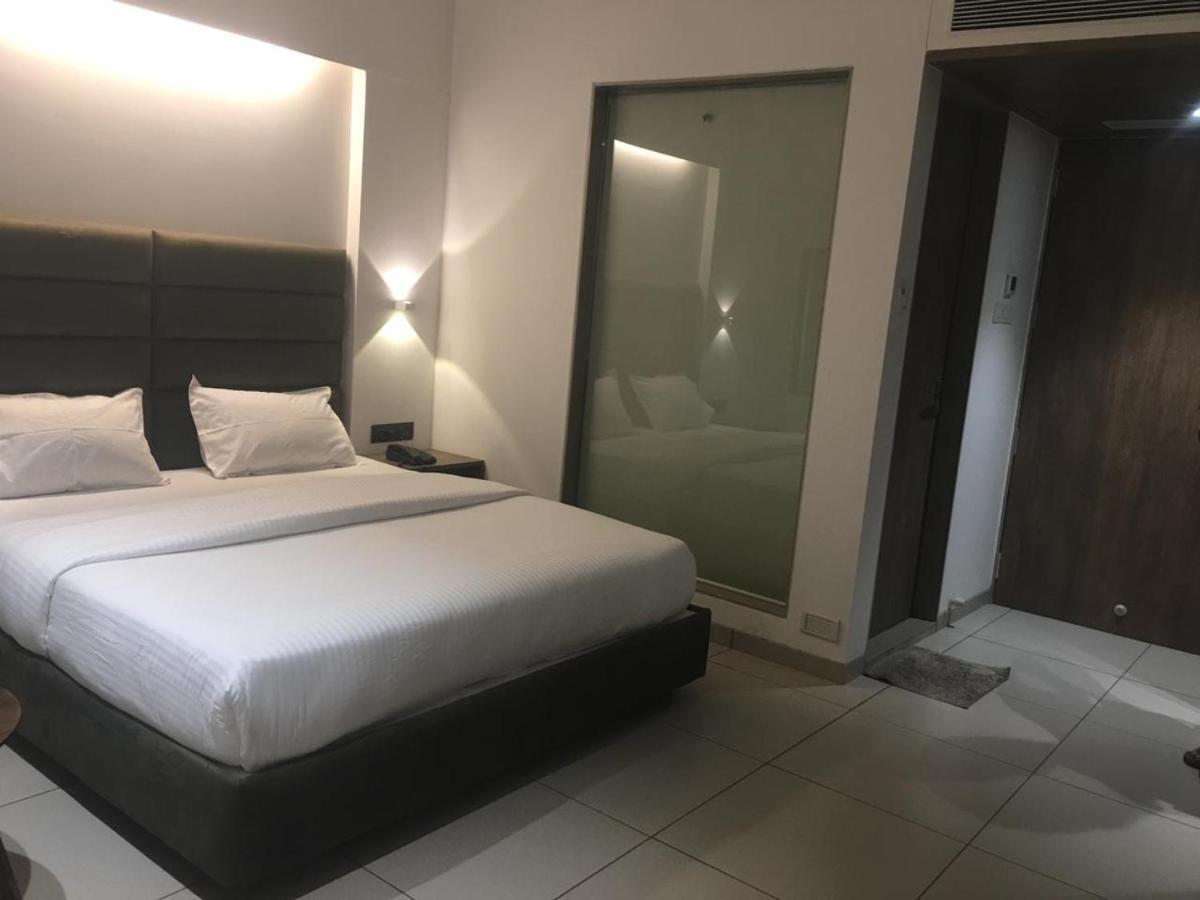 Hotel Regency Surat Esterno foto