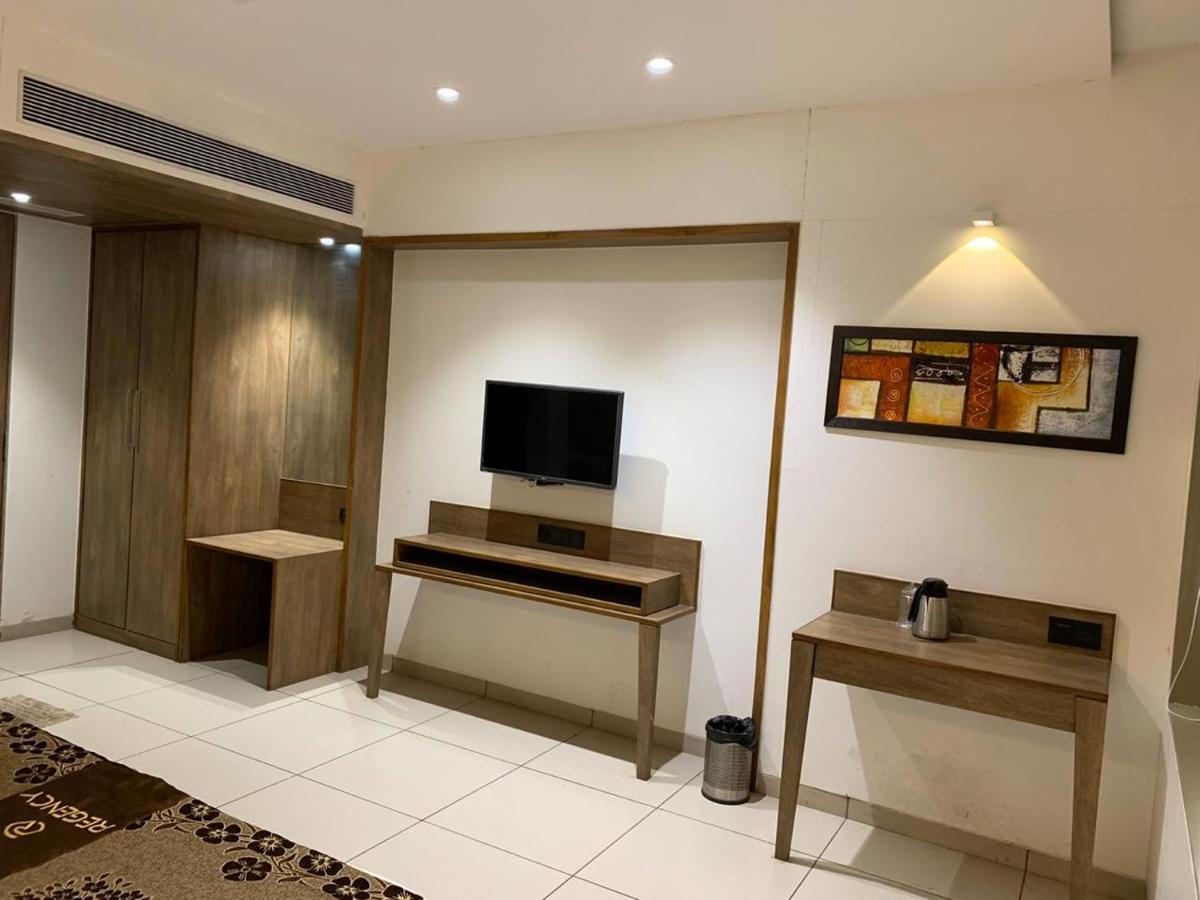 Hotel Regency Surat Esterno foto