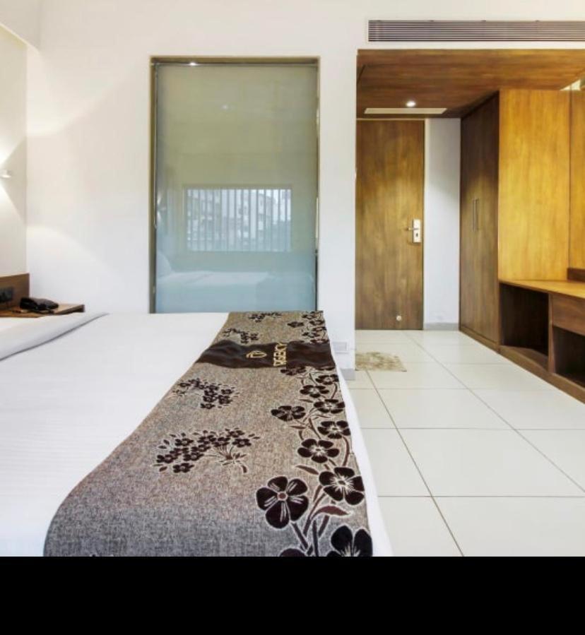 Hotel Regency Surat Esterno foto
