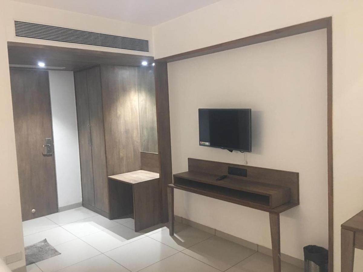 Hotel Regency Surat Esterno foto