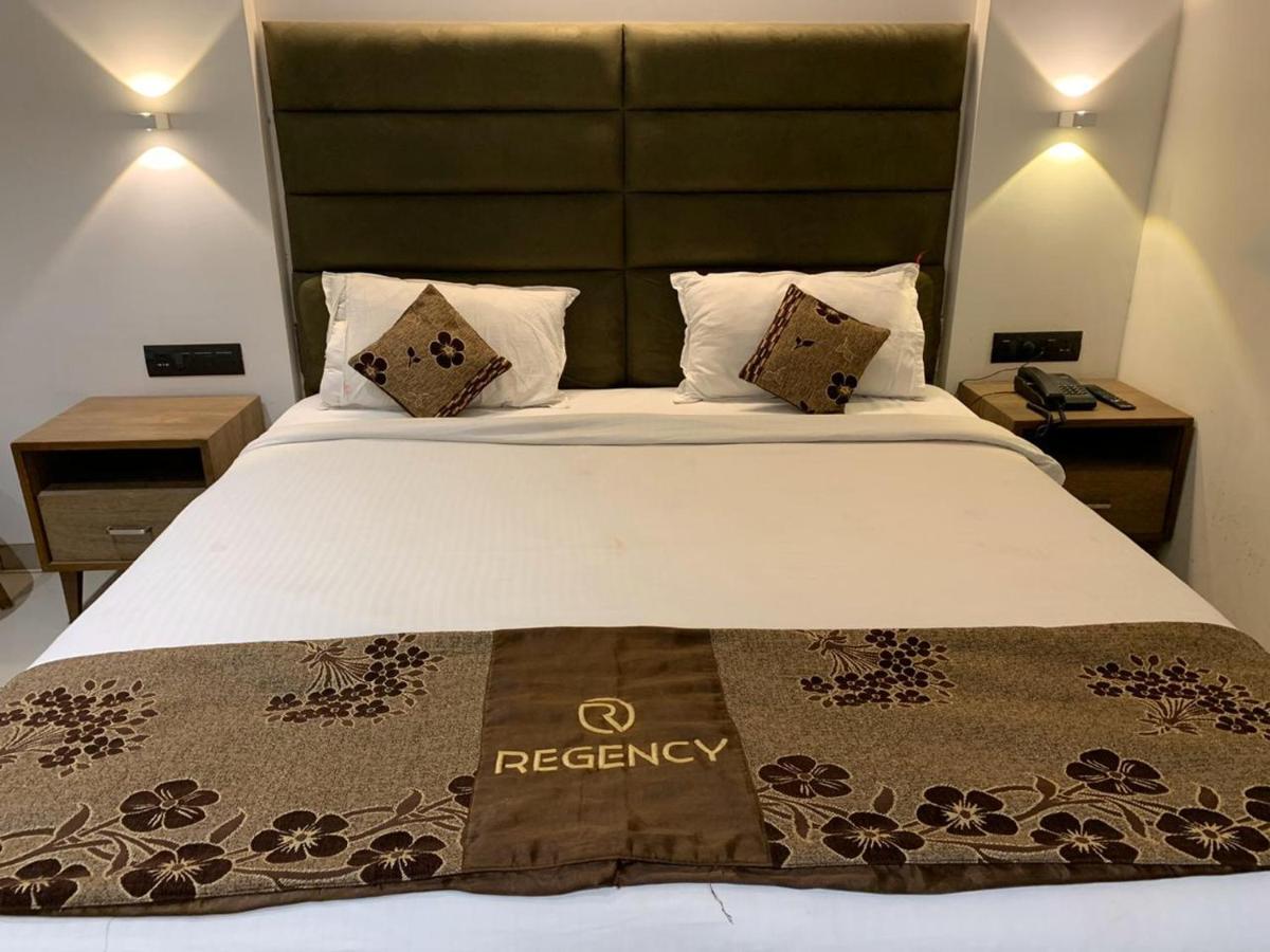 Hotel Regency Surat Esterno foto