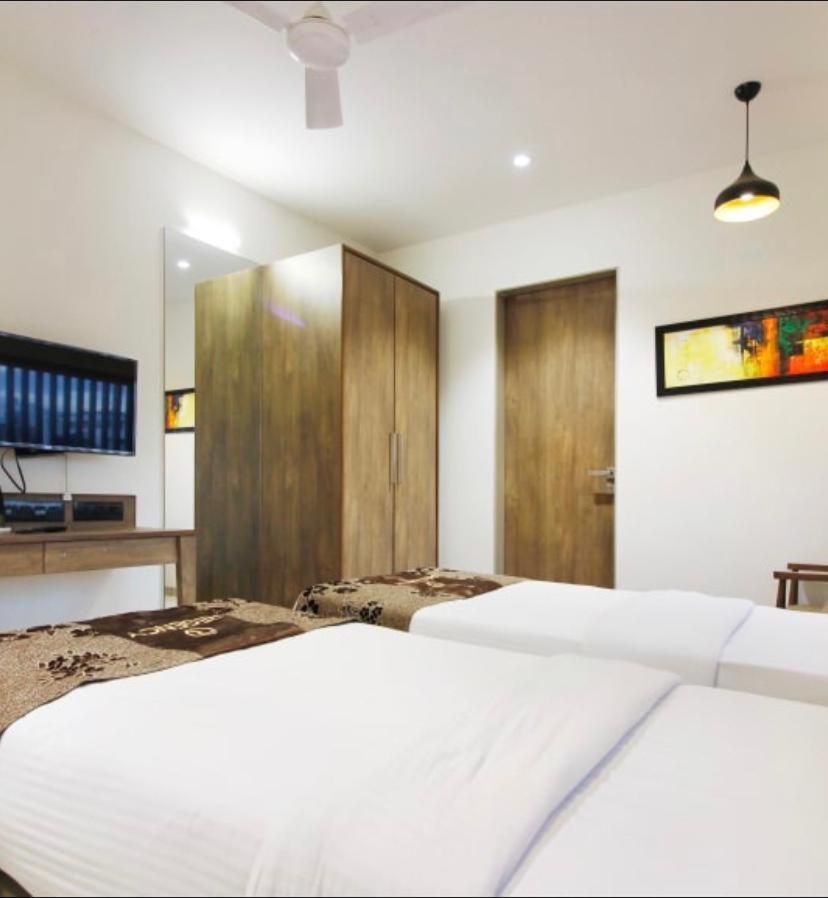 Hotel Regency Surat Esterno foto