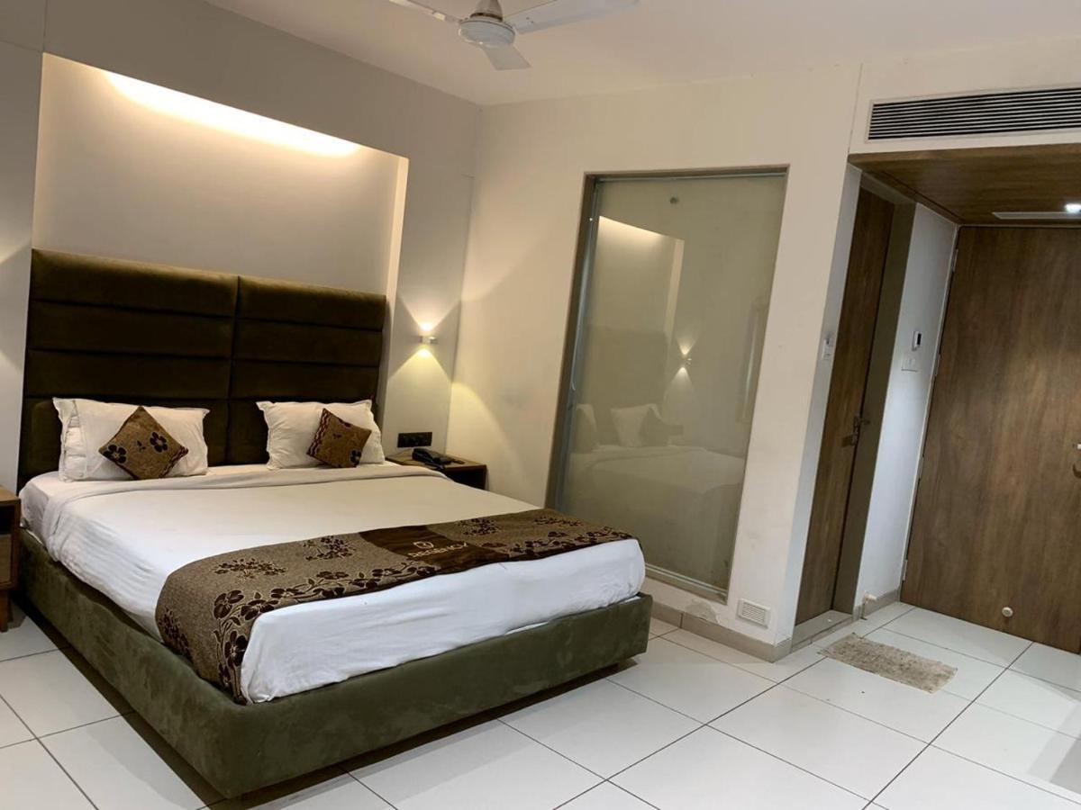 Hotel Regency Surat Esterno foto