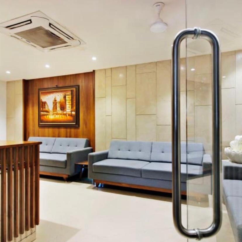 Hotel Regency Surat Esterno foto