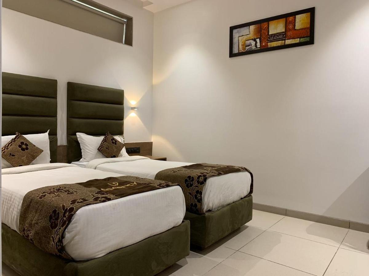 Hotel Regency Surat Esterno foto