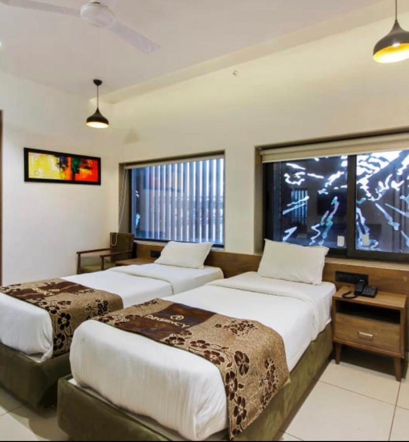 Hotel Regency Surat Esterno foto