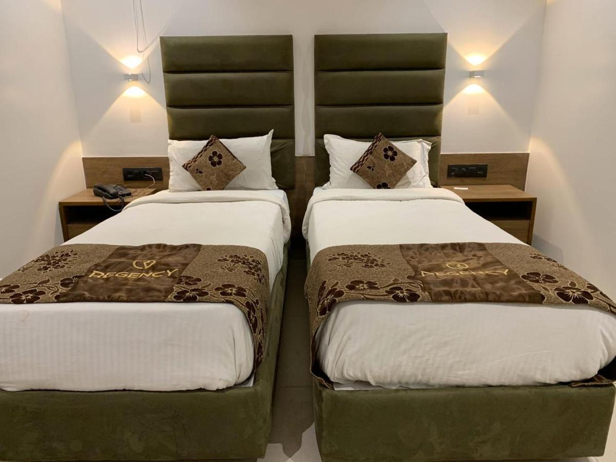 Hotel Regency Surat Esterno foto