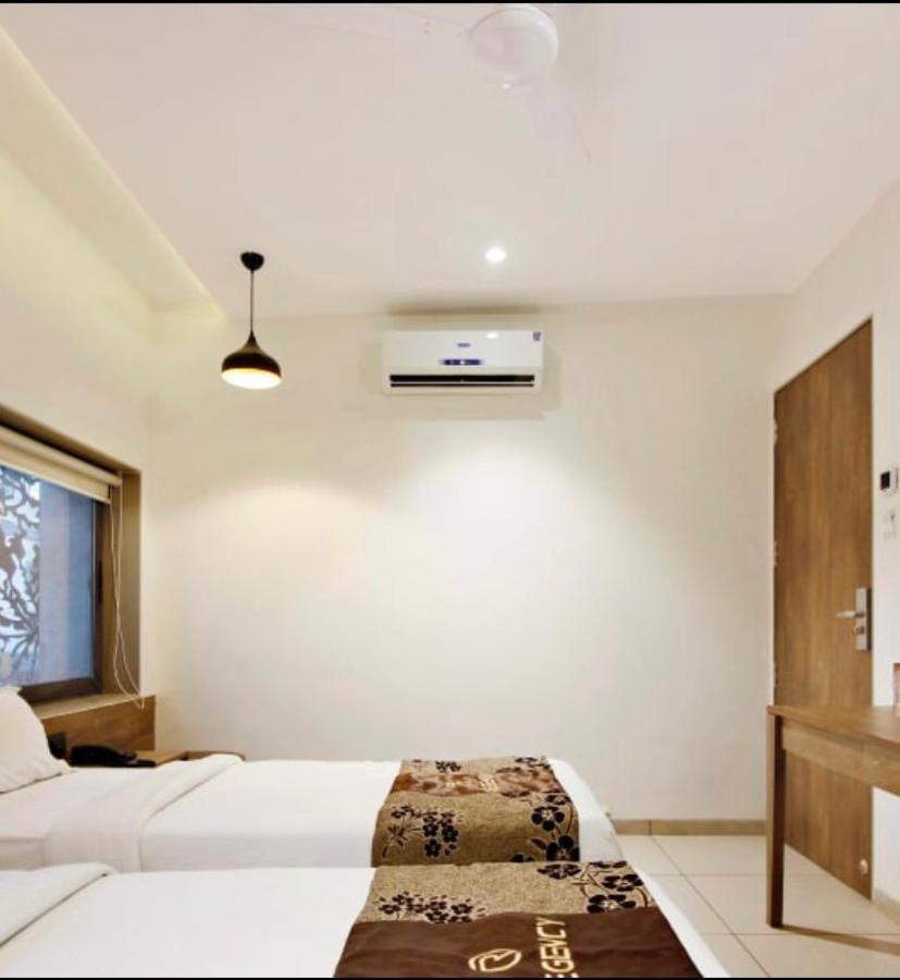 Hotel Regency Surat Esterno foto