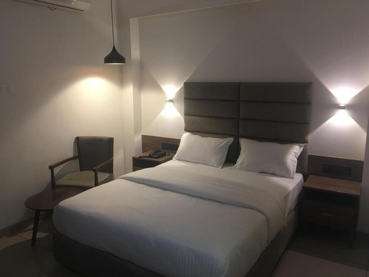 Hotel Regency Surat Esterno foto