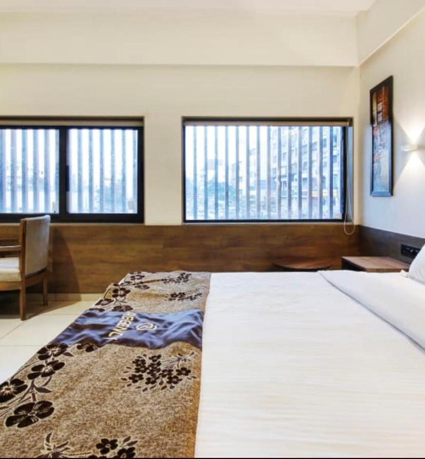 Hotel Regency Surat Esterno foto